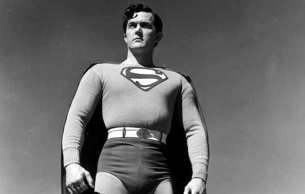 Kirk Alyn, el primer Superman de imagen real, en el serial de 1948