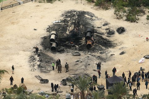 EXCLUSIVE: A downed ship and dead Storm Troopers and Rebels litter a near by lake as filming for Star Wars Rogue One gets underway. Felicity Jones, Donnie Yen, Jonathan Aris, Diego Luna can be seen in costume. Photos taken on September 9th 2015 Ref: SPL1119655 150915 EXCLUSIVE Picture by: James Jenkins / Splash News Splash News and Pictures Los Angeles:310-821-2666 New York:212-619-2666 London:870-934-2666 photodesk@splashnews.com
