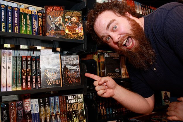 Nuevos aires para la literatura fantástica, la crónica del asesino de reyes será cine