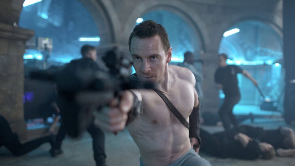 Michael Fassbender como Callum Lynch en las instalaciones de Abstergo
