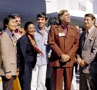 El transbordador espacial Enterprise sale de la factoría de Palmdale en 1976 ante el reparto de Star Trek