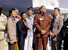 El transbordador espacial Enterprise sale de la factoría de Palmdale en 1976 ante el reparto de Star Trek