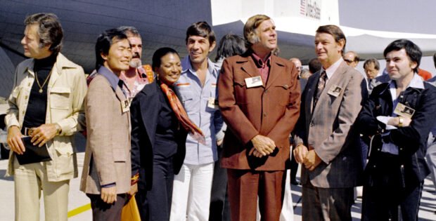 El transbordador espacial Enterprise sale de la factoría de Palmdale en 1976 ante el reparto de Star Trek