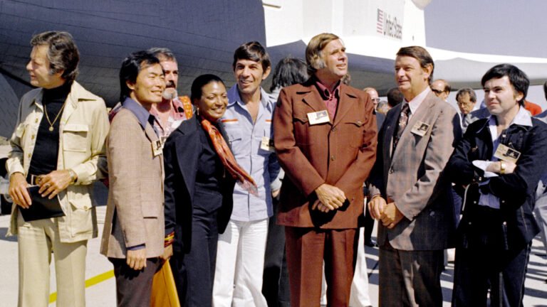 El transbordador espacial Enterprise sale de la factoría de Palmdale en 1976 ante el reparto de Star Trek
