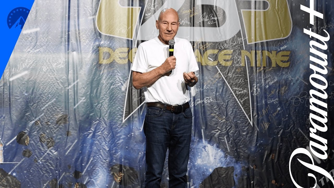 Patrick Stewart anuncia sobre un escenario su regreso como Jean-Luc Picard